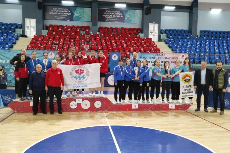 Trabzon Büyükşehir Belediyesi Kadın Masa Tenisi Takımı şampiyonluk kupasıyla