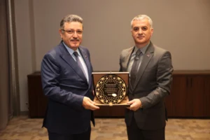 Trabzon Büyükşehir Belediye Başkanı Ahmet Metin Genç'e Yomra Belediye Başkanı Mustafa Bıyık tarafından teşekkür plaketi veriliyor.