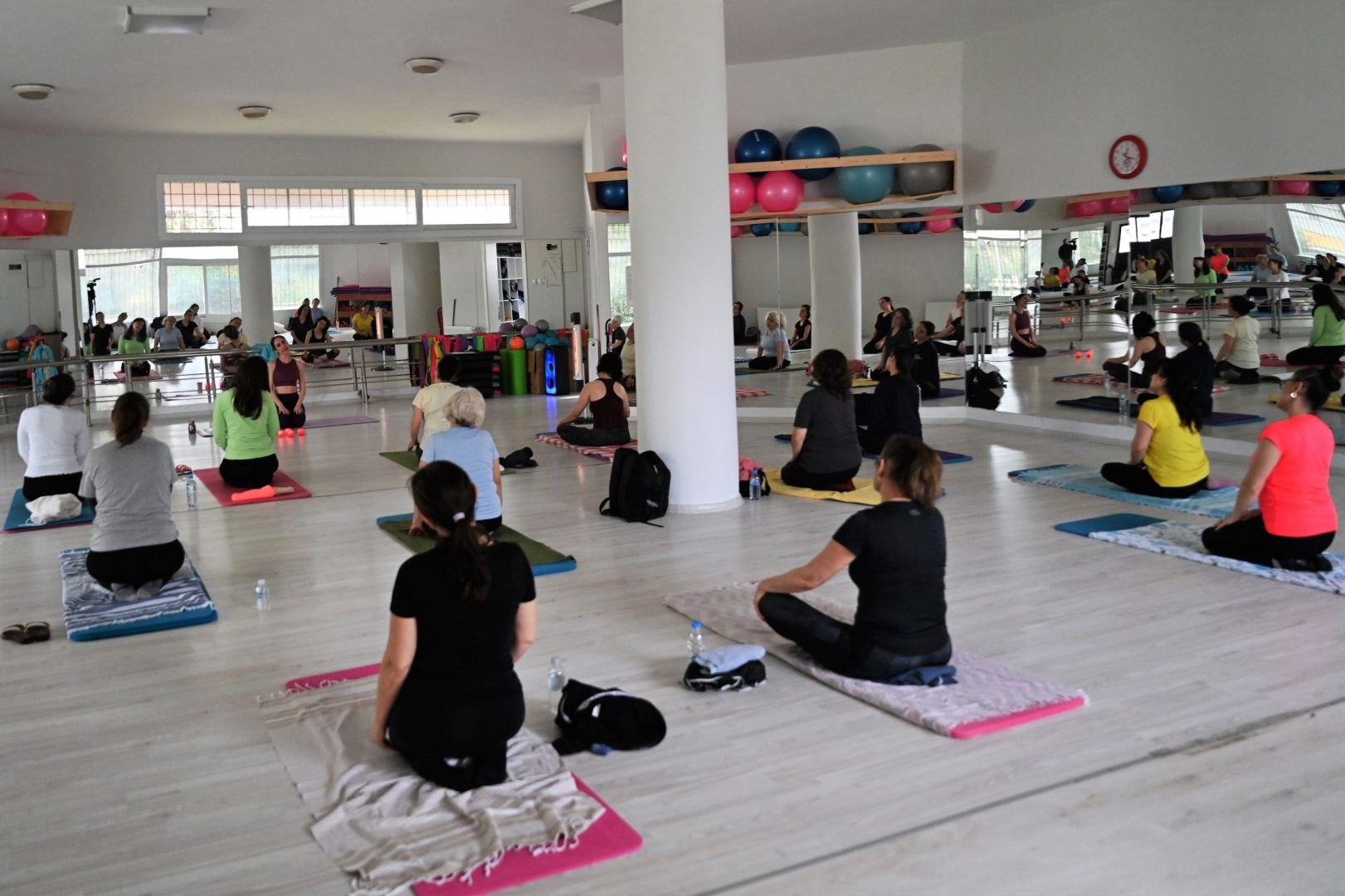 Bornova'da yoga dersine katılan kadınlar