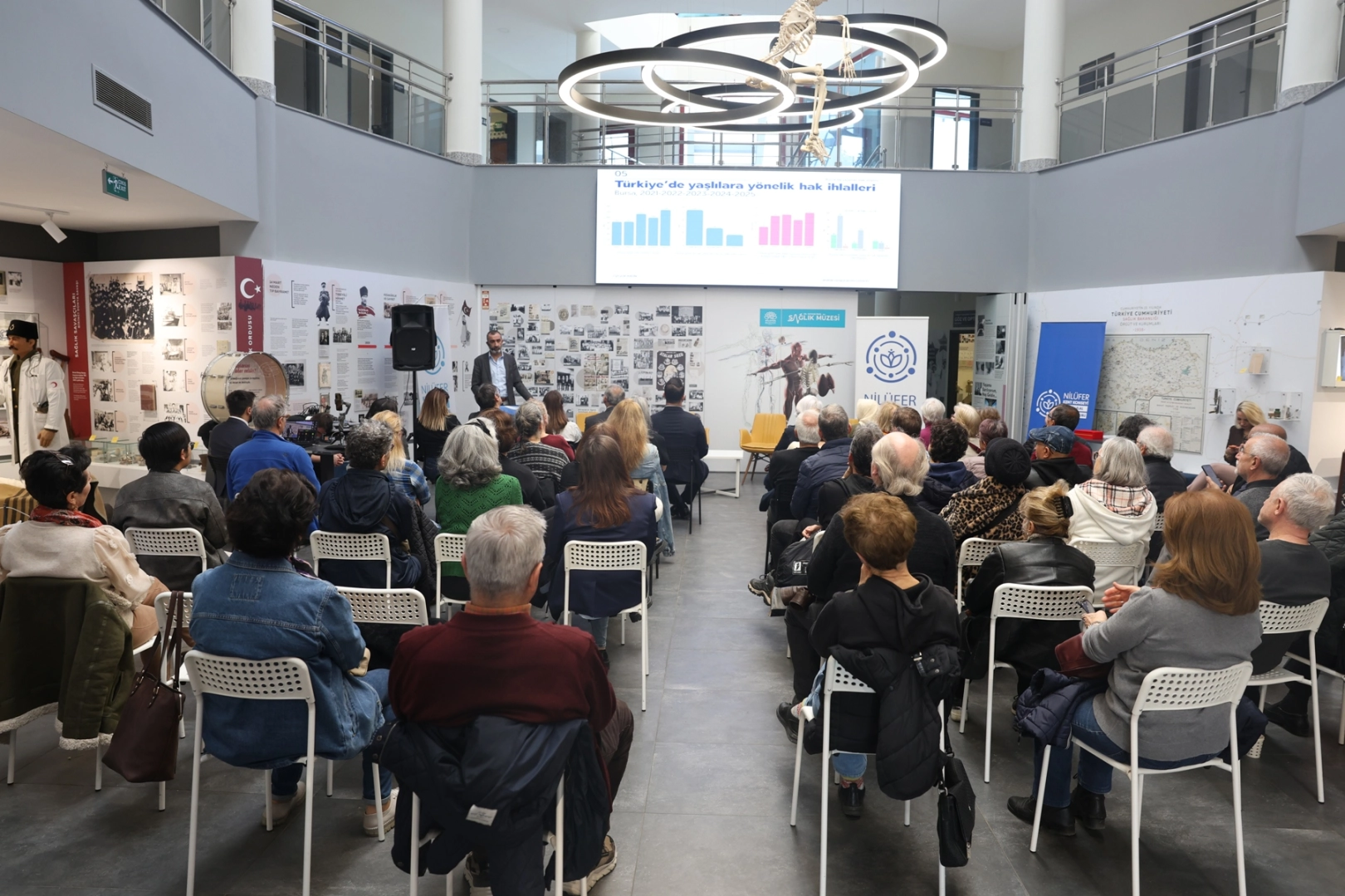 Bursa Nilüfer'de yaşlanma politikaları ve hak ihlalleri üzerine düzenlenen panelden genel görünüm.