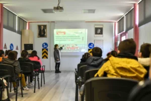 Ankara'da bir trafik eğitim merkezinde akülü araçlarla trafik kurallarını öğrenen çocuklar