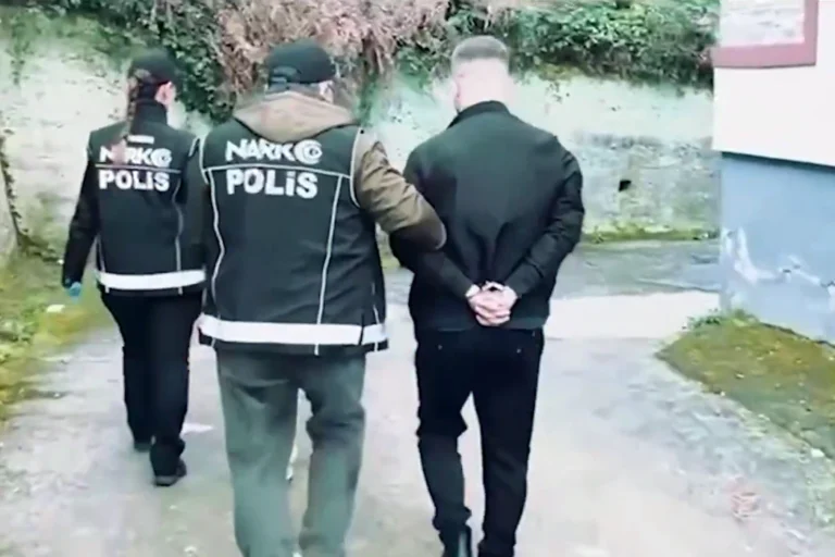 Türkiye genelinde düzenlenen uyuşturucu operasyonunda gözaltına alınan şüpheliler ve ele geçirilen uyuşturucu maddeler