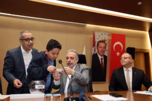 Talas Menekşe Siteleri kentsel dönüşüm projesi kapsamında hak sahipleri için noter huzurunda kura çekimi yapıldı.