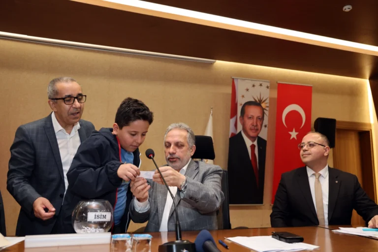 Talas Menekşe Siteleri kentsel dönüşüm projesi kapsamında hak sahipleri için noter huzurunda kura çekimi yapıldı.