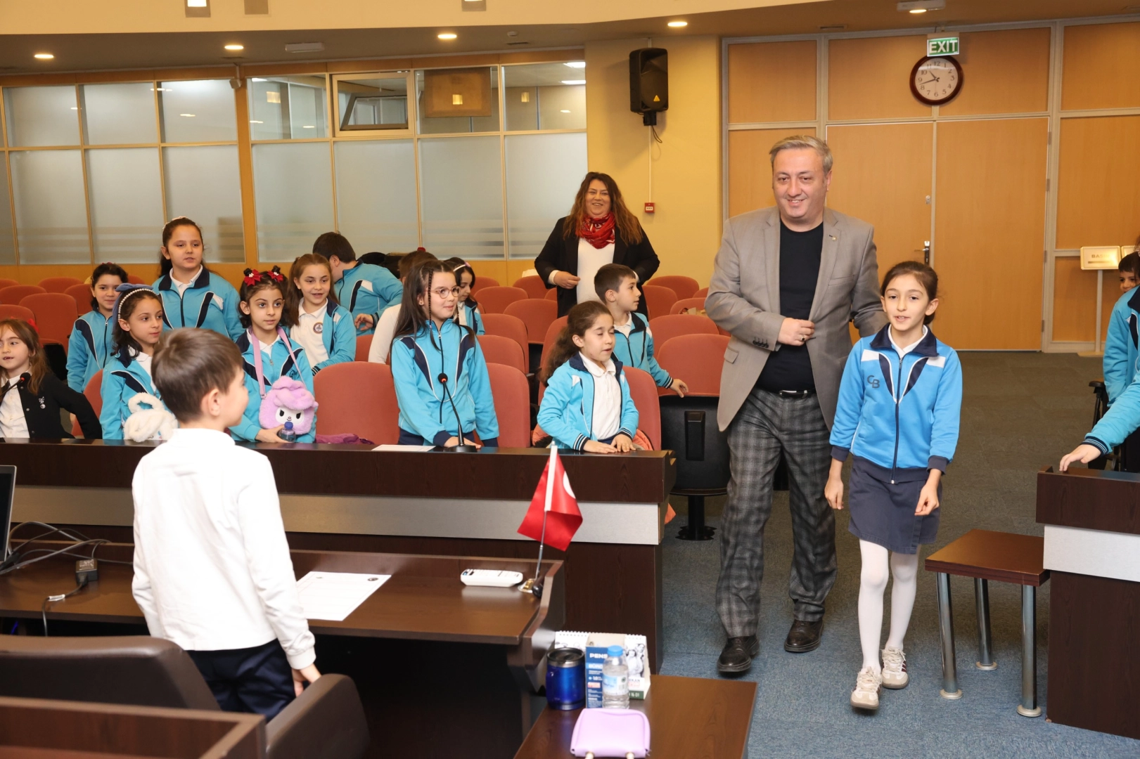 Osmangazi Belediyesi meclis salonunda ilköğretim öğrencileri yerel yönetimleri uygulamalı olarak öğreniyor.