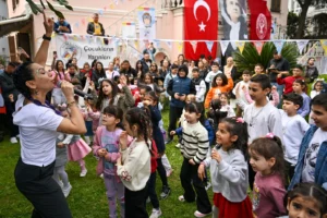 Bornova'da Kütüphane Haftası kapsamında düzenlenen şenlikte çocuklar doyasıya eğleniyor.
