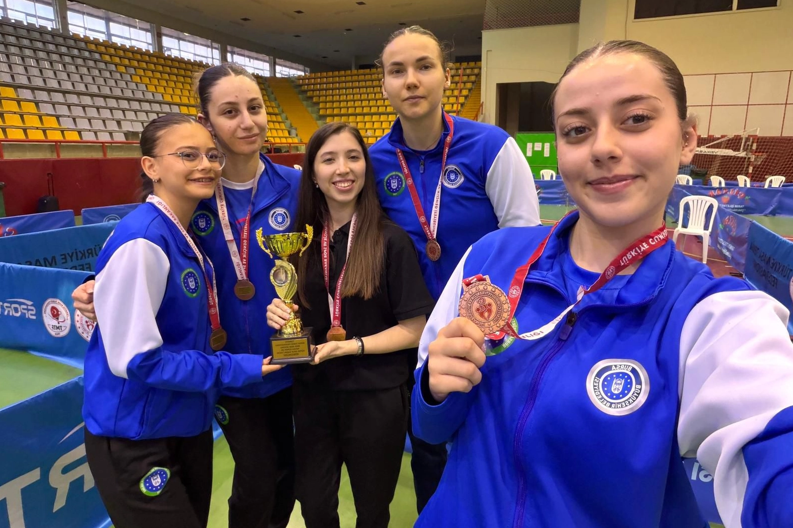 Bursa Büyükşehir Belediyespor masa tenisi takımı sporcuları müsabaka sırasında