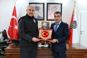 Düzce Gazeteciler Cemiyeti Başkanı Hakan Çakır ve yönetim kurulu üyeleri, Düzce İl Emniyet Müdürü İbrahim Ergüder'i ziyaret etti.