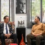 Atatürkçü Düşünce Derneği Genel Başkanı Mustafa Hüsnü Bozkurt ve heyeti, Bornova Belediye Başkanı Ömer Eşki'yi ziyaret etti.