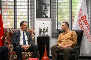 Atatürkçü Düşünce Derneği Genel Başkanı Mustafa Hüsnü Bozkurt ve heyeti, Bornova Belediye Başkanı Ömer Eşki'yi ziyaret etti.