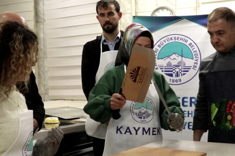 Kayseri Büyükşehir Belediyesi KAYMEK tarafından düzenlenen pastırma doğrama ve sunum teknikleri kursu