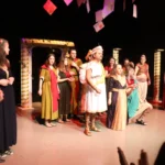 Tofaş Tiyatro Kulübü oyuncuları Haldun Dormen anısına sahne hazırlığı yaparken