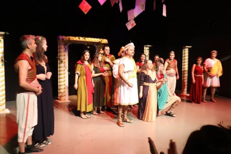 Tofaş Tiyatro Kulübü oyuncuları Haldun Dormen anısına sahne hazırlığı yaparken