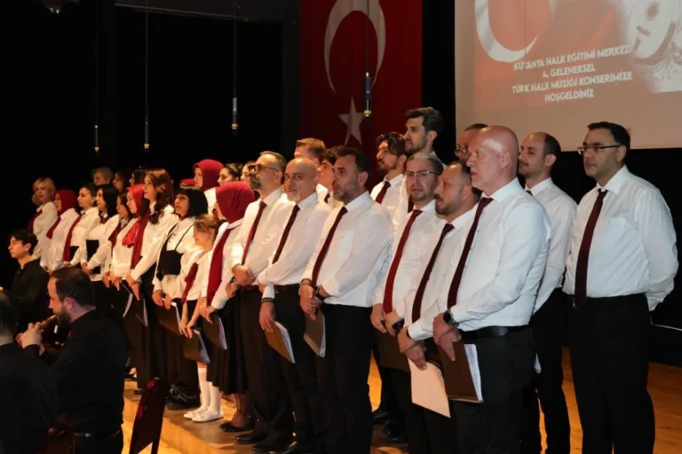 Kütahya'da düzenlenen geleneksel halk müziği konserine yoğun ilgi