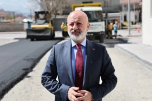 Kayseri Kocasinan'da devam eden yol genişletme ve asfaltlama çalışmaları