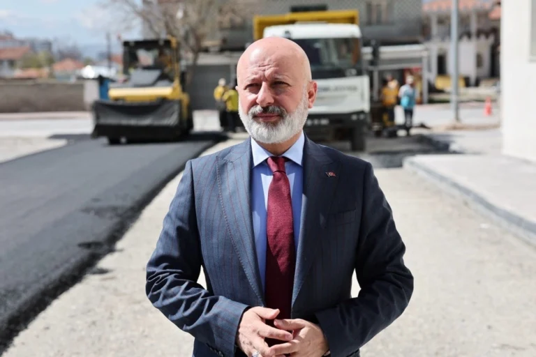Kayseri Kocasinan'da devam eden yol genişletme ve asfaltlama çalışmaları