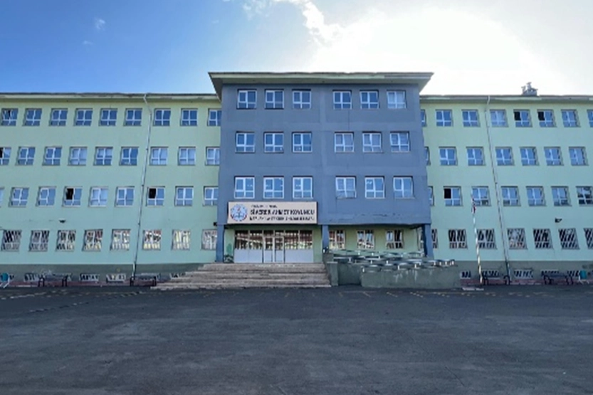 Siverek'te bir lisede silahlı saldırı sonrası yaralıların olduğu olay yeri