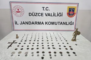 Düzce'de tarihi eser kaçakçılığı operasyonu kapsamında ele geçirilen Roma ve Bizans dönemine ait eserler