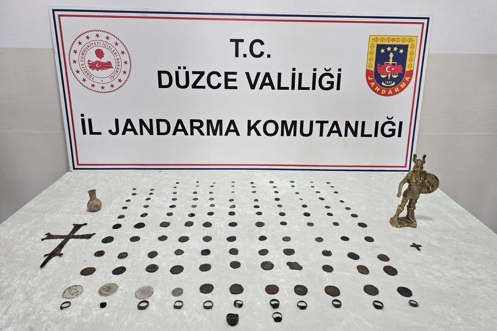 Düzce'de tarihi eser kaçakçılığı operasyonu kapsamında ele geçirilen Roma ve Bizans dönemine ait eserler
