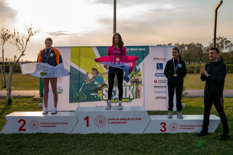 Osmangazi Belediyespor Triatlon Takımı sporcuları Türkiye Şampiyonası'nda madalya kazanıyor.