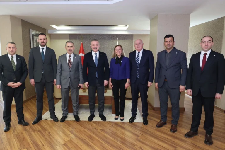 İYİ Parti Kocaeli İl Başkanı Kamil Şirin ve yönetim kurulu üyeleri, Kocaeli Büyükşehir Belediye Başkanı Tahir Büyükakın'ı makamında ziyaret etti.