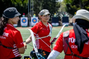 Milli okçu Dünya Yenihayat ve takım arkadaşları Dünya Kupası'nda gümüş madalya kazanırken.