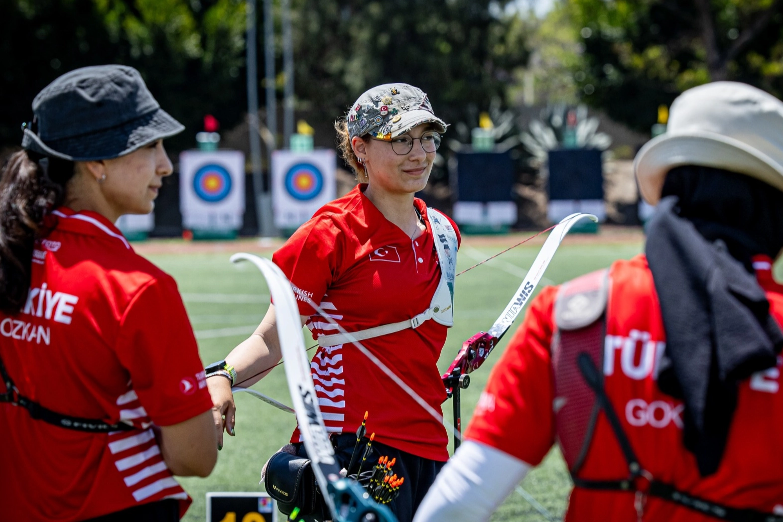 Milli okçu Dünya Yenihayat ve takım arkadaşları Dünya Kupası'nda gümüş madalya kazanırken.