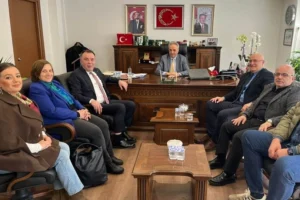 Artvin TSO Başkanı Seçkin Kurt ve Meclis Başkanı İrfan Yıldırım, İl Özel İdaresi Genel Sekreteri Yılmaz Boz'u makamında ziyaret ediyor.