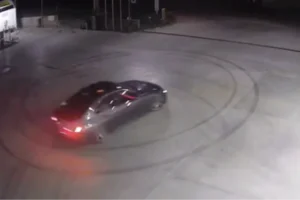 Osmangazi'de drift yapan sürücüye jandarma tarafından trafik cezası kesildi.