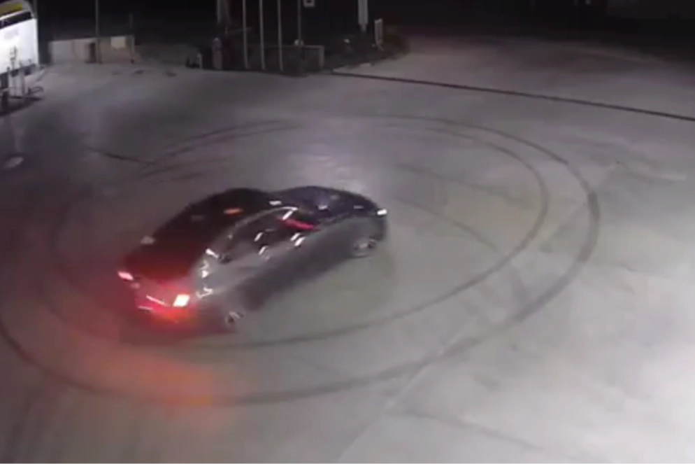 Osmangazi'de drift yapan sürücüye jandarma tarafından trafik cezası kesildi.