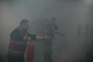 İzmir Büyükşehir Belediyesi tarafından düzenlenen deprem ve yangın tatbikatından genel görüntü.