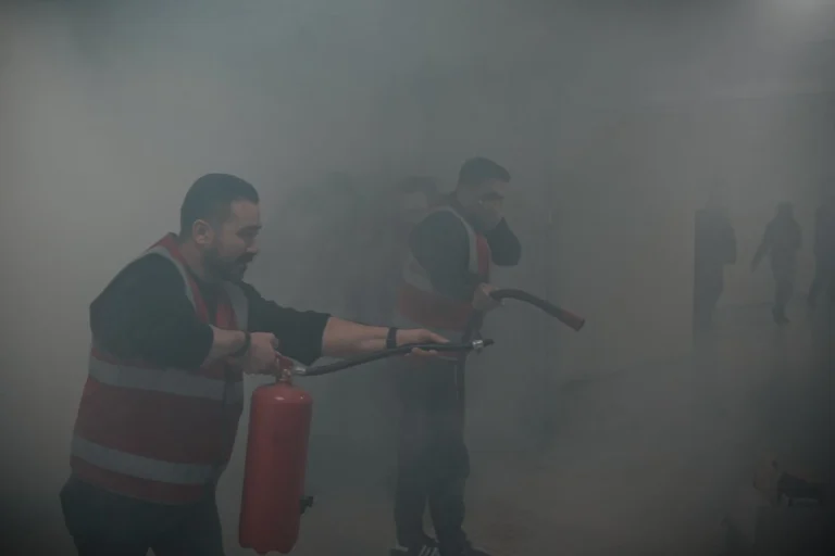 İzmir Büyükşehir Belediyesi tarafından düzenlenen deprem ve yangın tatbikatından genel görüntü.