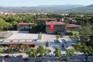 İnegöl Belediyesi'nin yenilenen mobil uygulaması 'Senin Belediyen' ile ücretsiz otoparkların anlık doluluk oranı takip edilebiliyor.