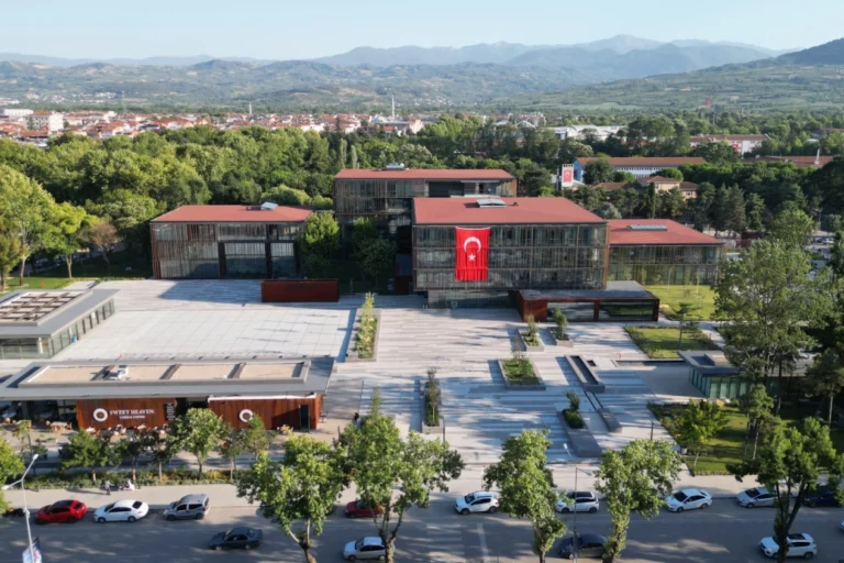 İnegöl Belediyesi'nin yenilenen mobil uygulaması 'Senin Belediyen' ile ücretsiz otoparkların anlık doluluk oranı takip edilebiliyor.