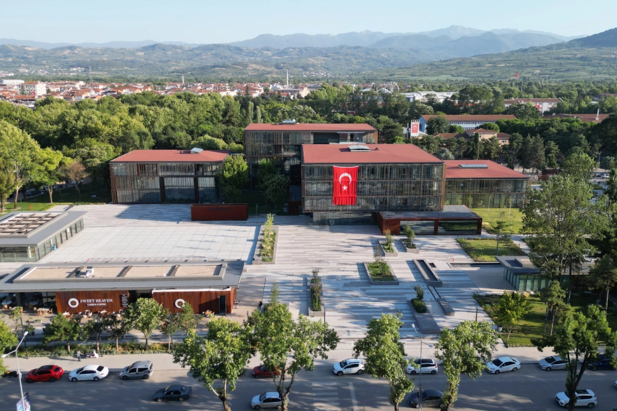 İnegöl Belediyesi'nin yenilenen mobil uygulaması 'Senin Belediyen' ile ücretsiz otoparkların anlık doluluk oranı takip edilebiliyor.