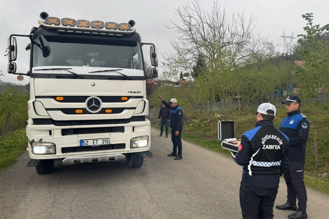 Ordu'da zabıta ekipleri ağır tonajlı araçları denetliyor.