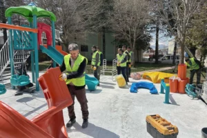 Malatya Doğanşehir'de yeni yapılan çocuk parklarında oynayan mutlu çocuklar