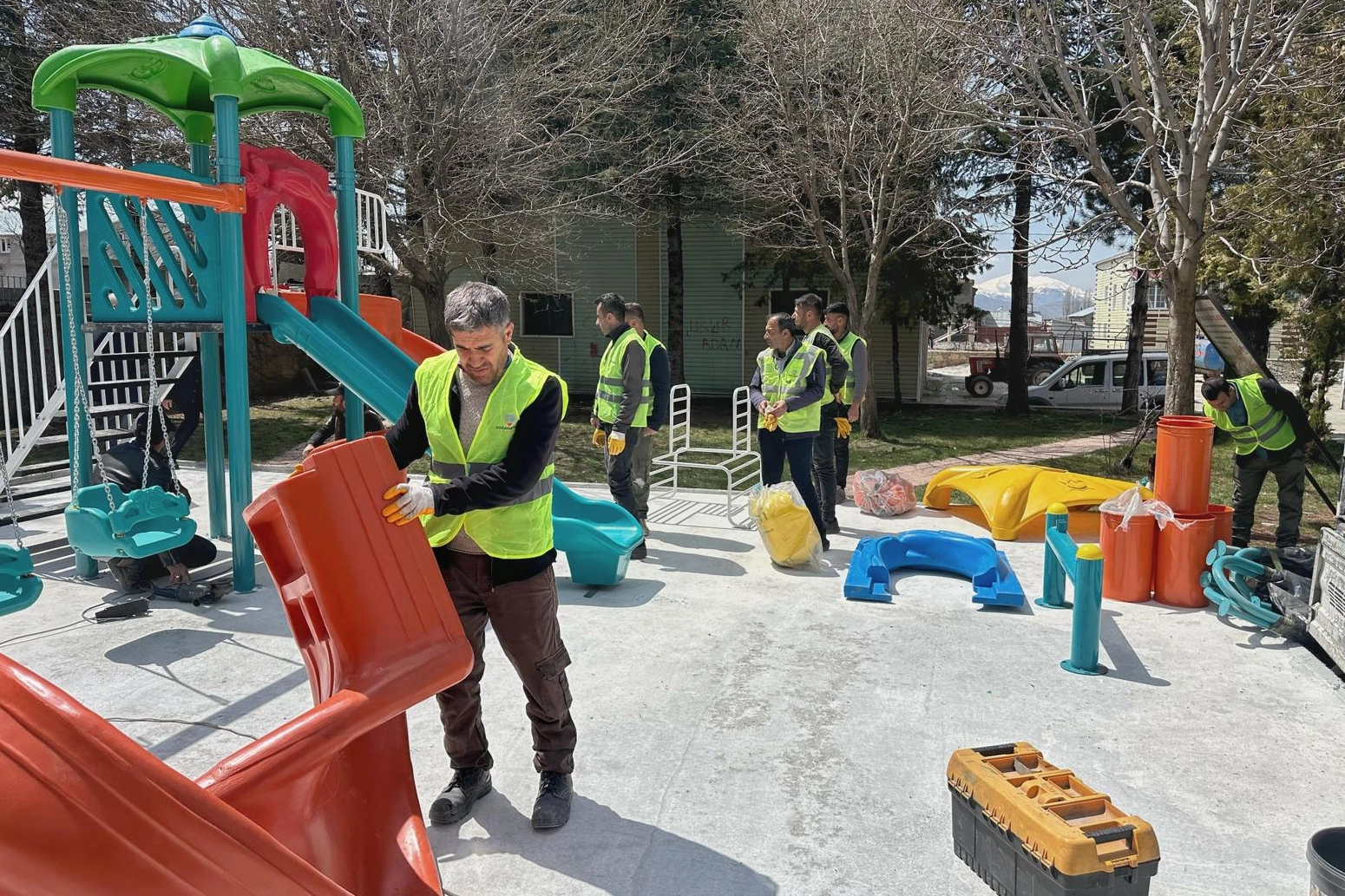 Malatya Doğanşehir'de yeni yapılan çocuk parklarında oynayan mutlu çocuklar