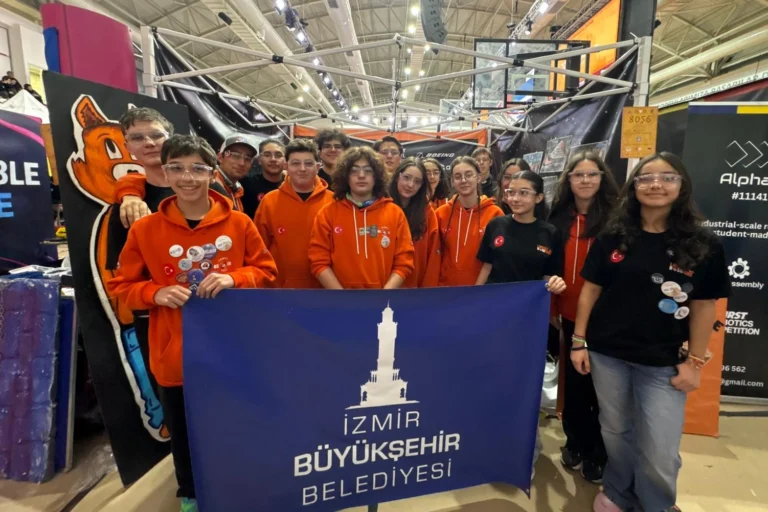 İzmirli genç mucitler, FIRST Robotics Competition'da robotlarıyla sergiledikleri başarı sonrası ödül alırken
