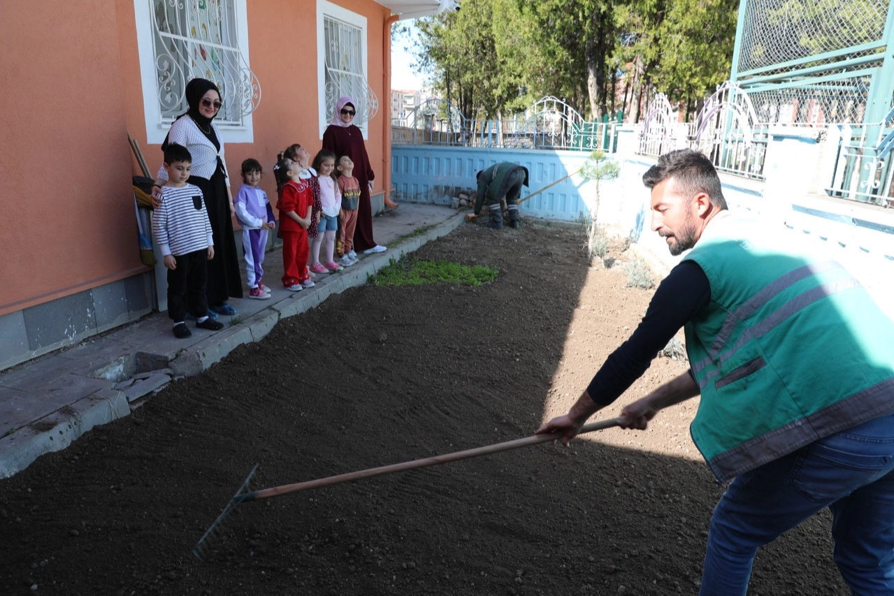 Kocasinan Belediyesi'nin tarım projesinde fidan diken çocuklar