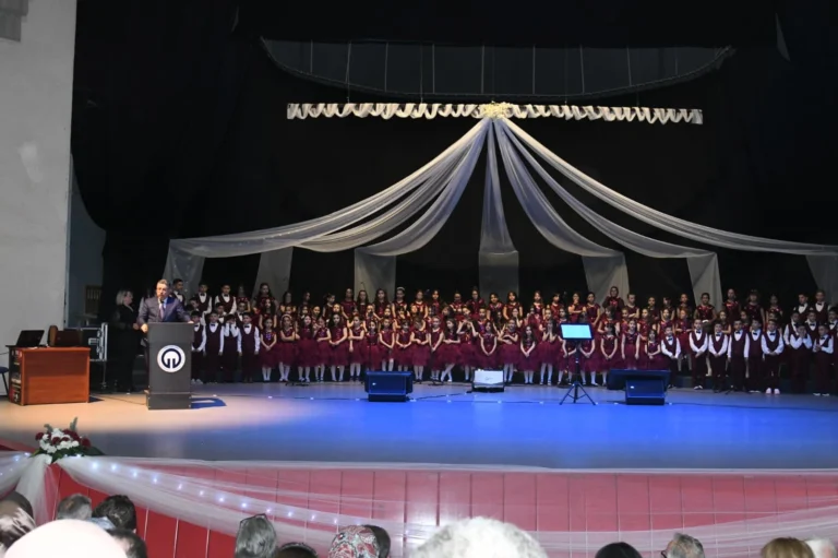 Trabzon'da Temel Yaşar Çoruh İlkokulu öğrencilerinin Doğu Türkistan ve Filistinli çocuklar yararına düzenlediği sosyal sorumluluk konseri