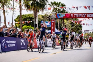 Konya Büyükşehir Belediyespor bisiklet takımı sporcuları madalya töreninde