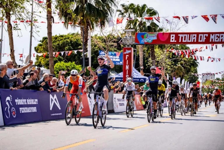 Konya Büyükşehir Belediyespor bisiklet takımı sporcuları madalya töreninde