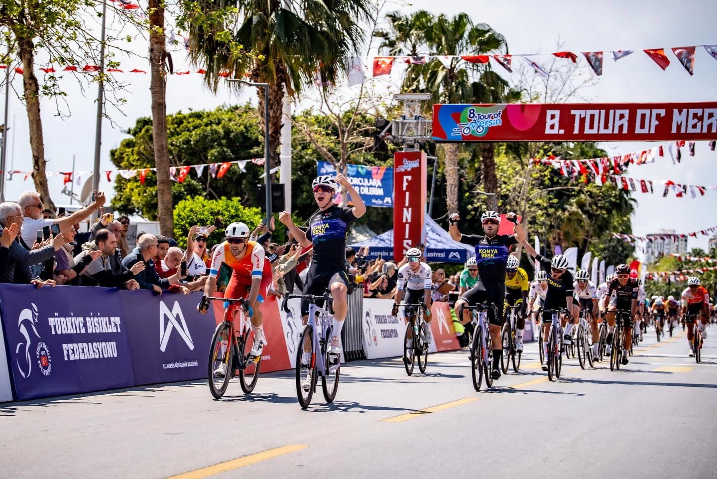 Konya Büyükşehir Belediyespor bisiklet takımı sporcuları madalya töreninde