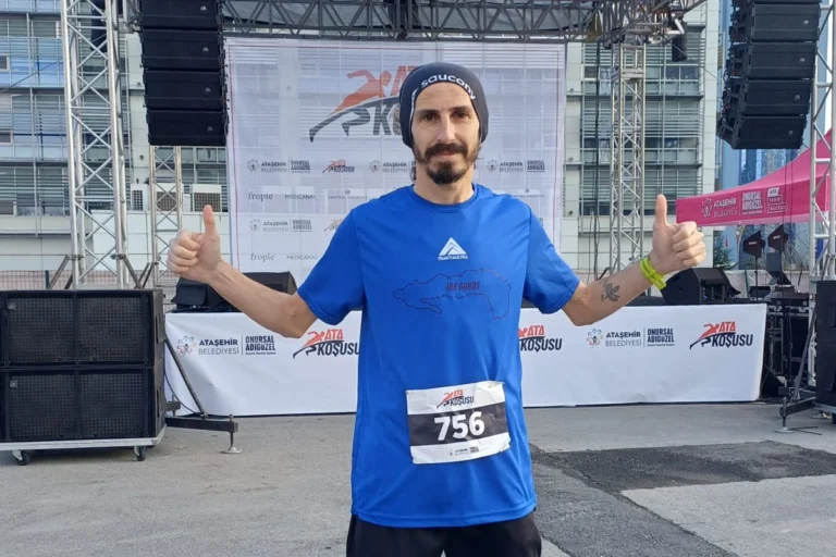 Ataşehir Ata Koşusu'nda birinci olan Keşanlı atlet Alper Elmas