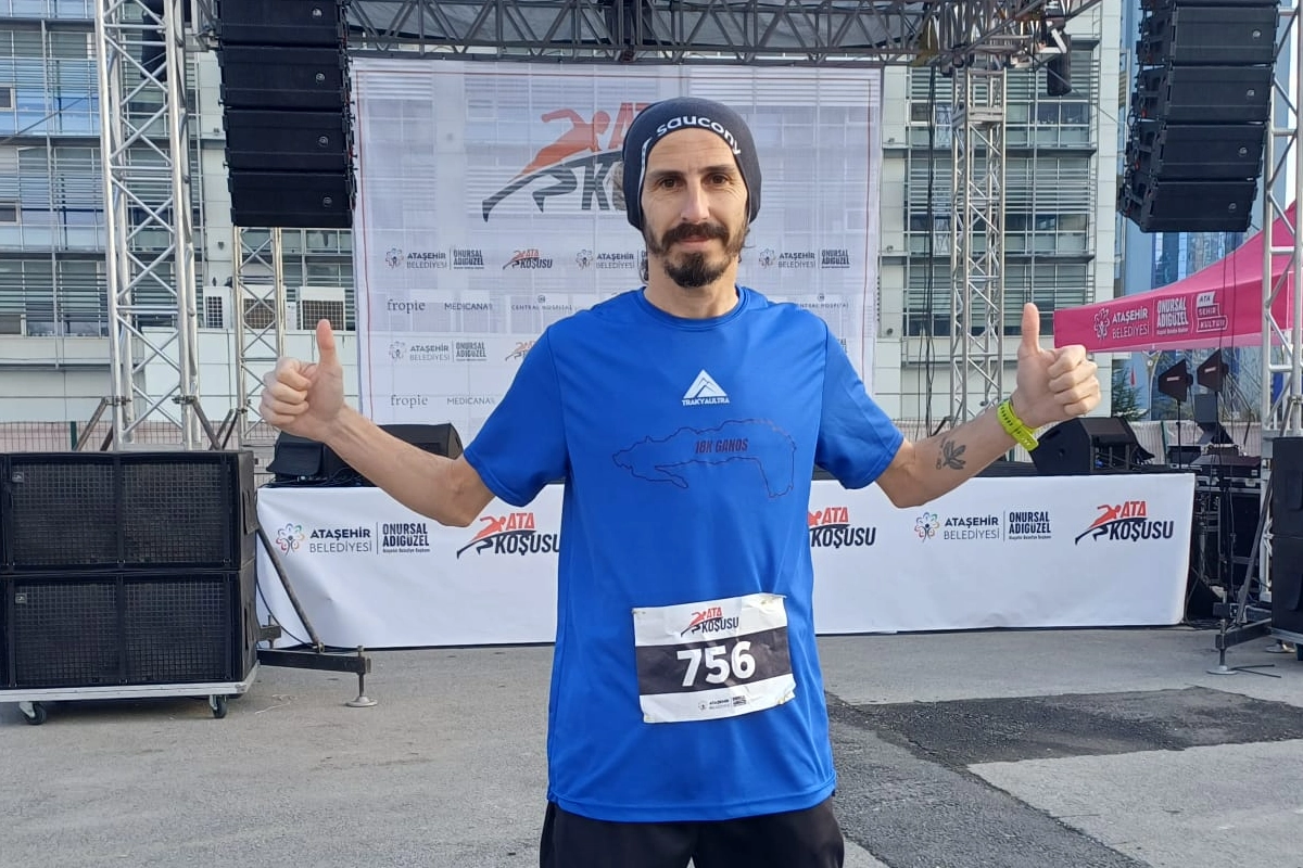 Ataşehir Ata Koşusu'nda birinci olan Keşanlı atlet Alper Elmas
