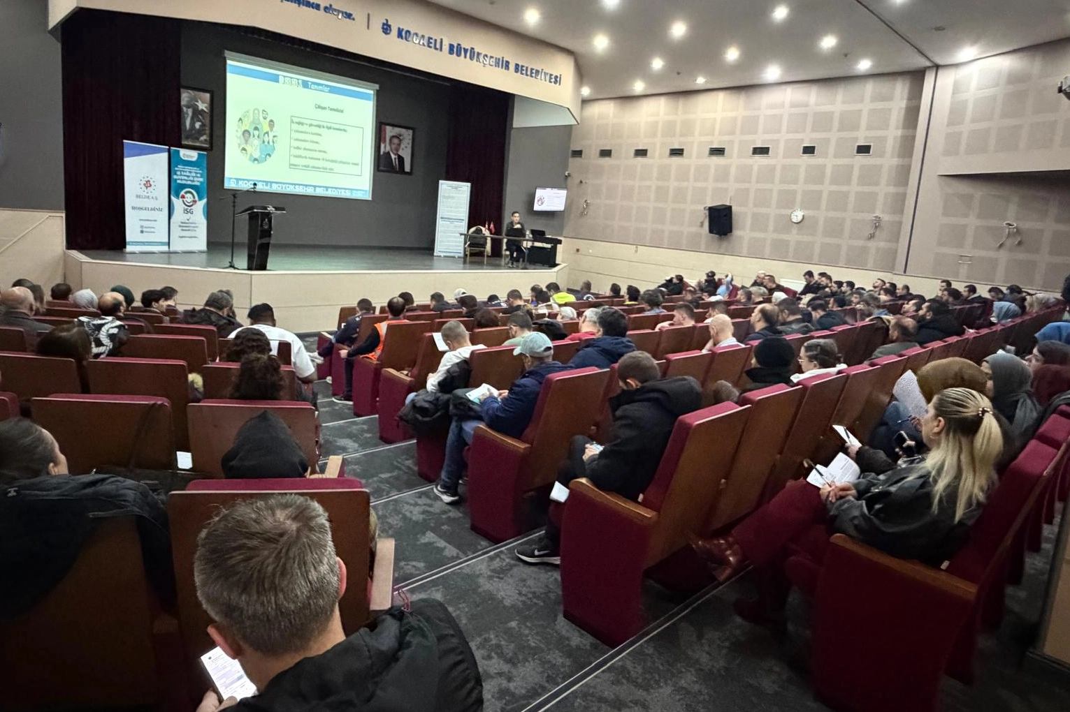 İzmir Büyükşehir Belediyesi personel eğitimleri kapsamında çalışanlara bilgi veriliyor.