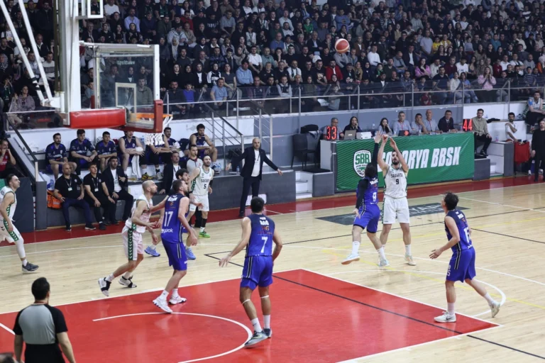 Sakarya Büyükşehir Basketbol takımı oyuncuları maç sonrası sevinç gösterisi yapıyor.