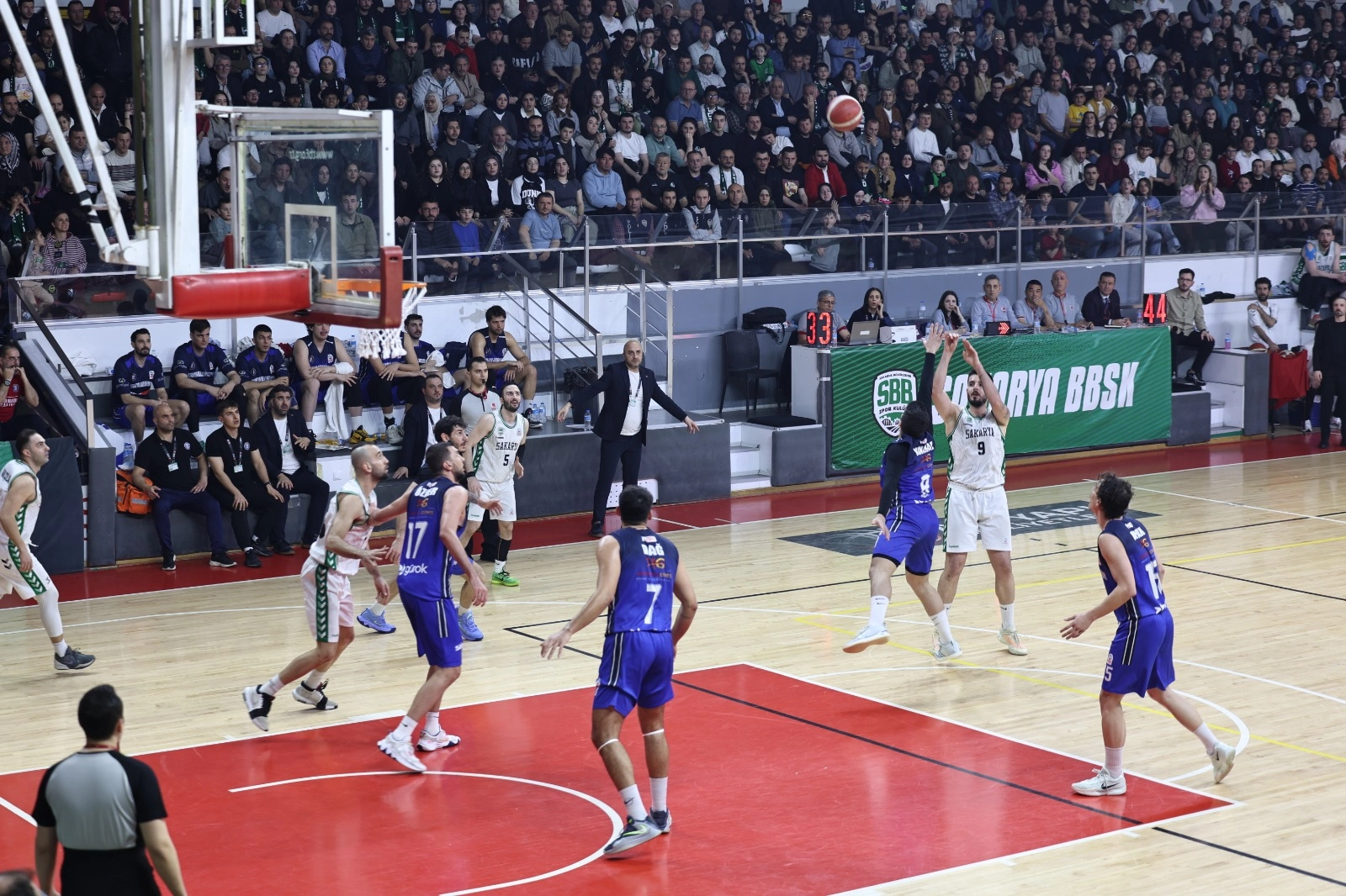 Sakarya Büyükşehir Basketbol takımı oyuncuları maç sonrası sevinç gösterisi yapıyor.