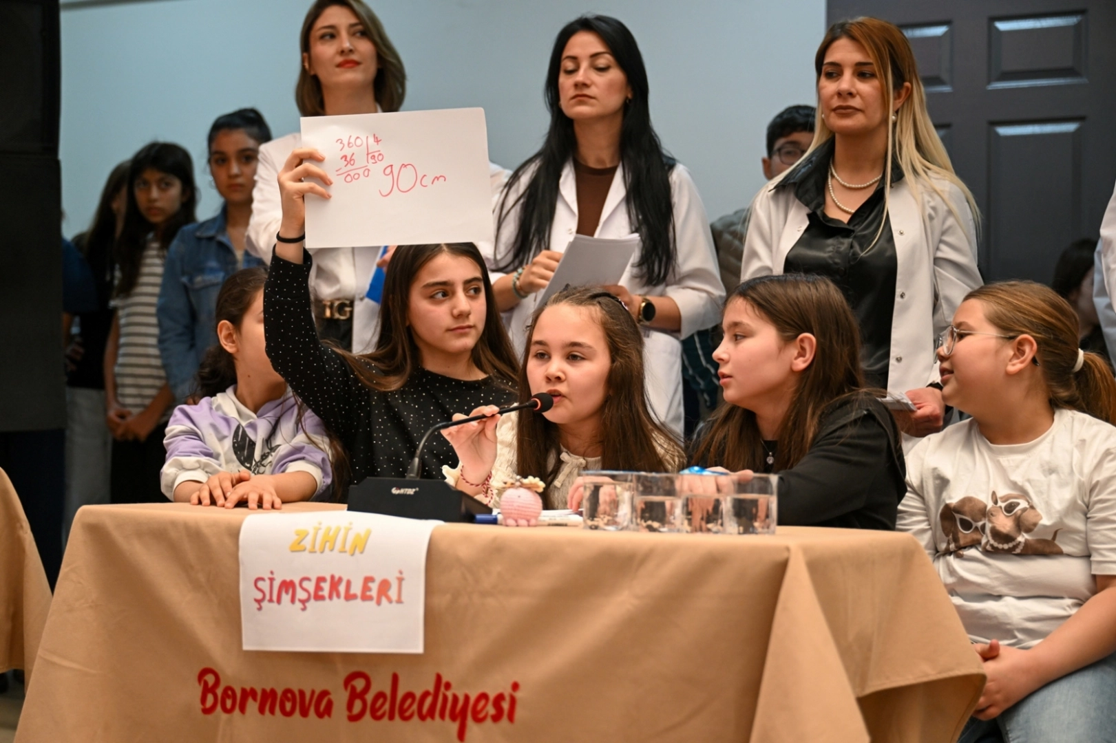 Bornova'da düzenlenen bilgi yarışmasında öğrenciler ter döktü